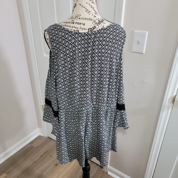 Torrid Cold Shoulder Gauze Top Women’s Size 3 Black And White - Picture 3 of 11